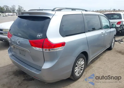2014 Toyota Sienna Xle V6 8 Passenger z USA, uszkodzony, nr VIN 5TDYK3DC7ES510692